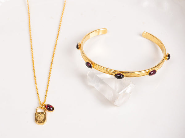 Jonc Misia grenat et collier Love locket grenat